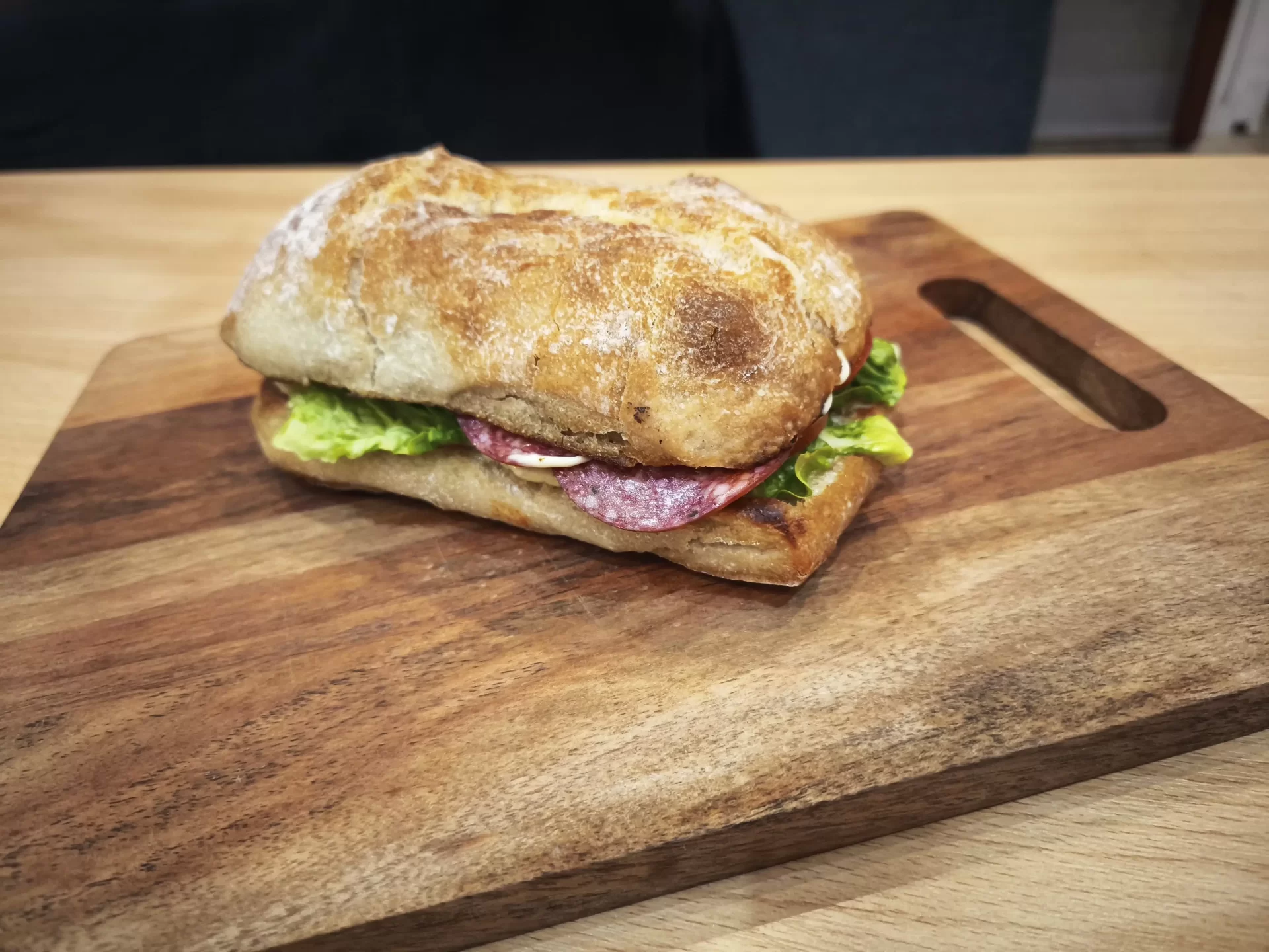 Salámový BLT Sendvič